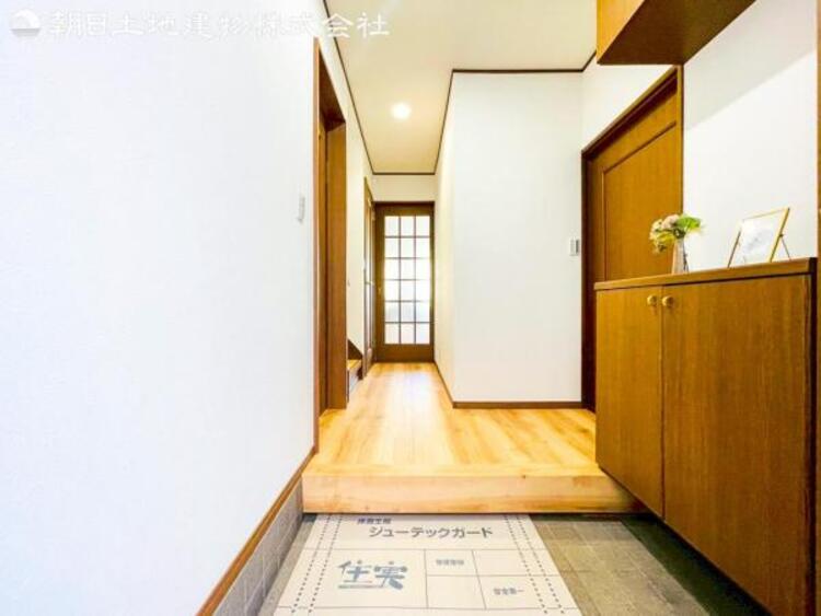 その他 【玄関】お出かけの際に小さなお子様のいるご家庭でもゆったりと靴を履かせて上げることができます。大きな荷物や抱っこしながらでもスムーズに出入り可能なストレスの少ない玄関です。 