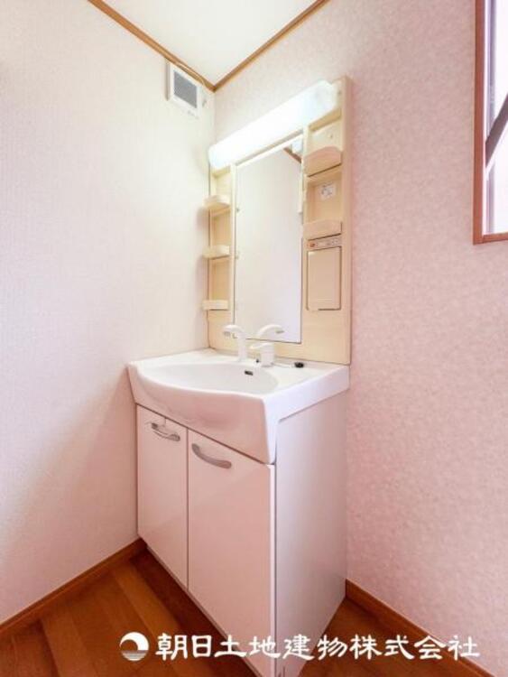 洗面 【洗面化粧台】落ち着いた清潔感のある空間は、身だしなみチェックや肌のお手入れに最適です。収納も十分でゆとりを持たせます。