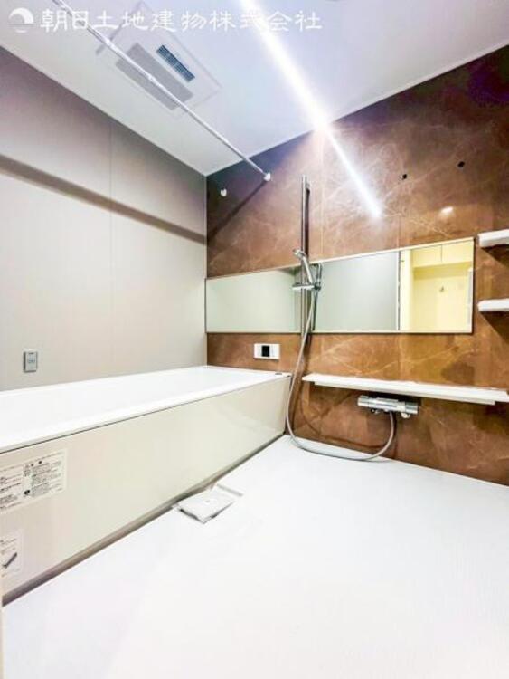 風呂 【浴室】ゆったりと寛げる広々バスで足を伸ばしてリラックス。　最新のユニットバスは設備も充実です。 