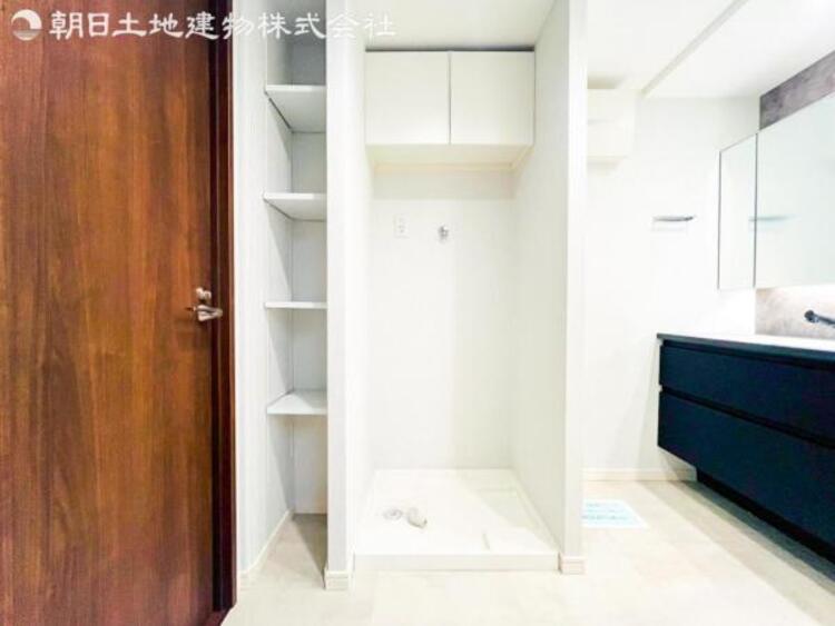 洗面 【洗面・脱衣所】ストレスフリーな広いランドリースペース。大きな洗濯機乾燥機もしっかりとおけます。 