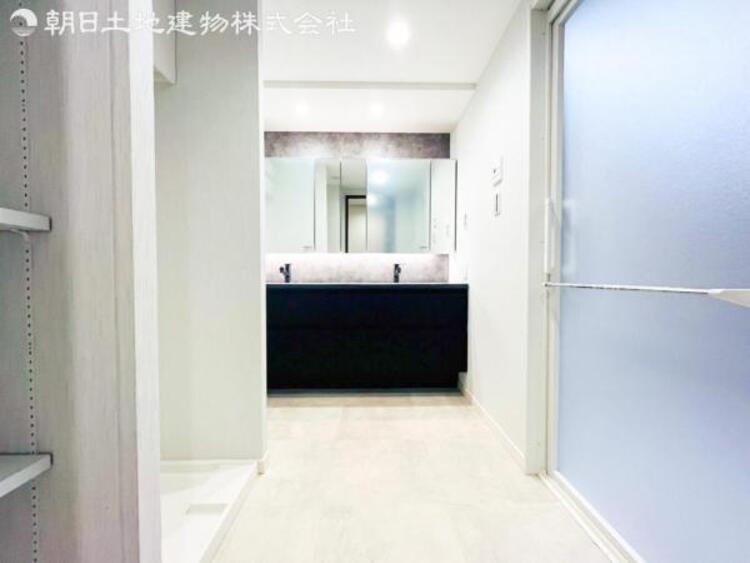 洗面 【洗面・脱衣所】使用頻度の高い場所だからこそ便利な空間に。多人数での使用も考えた便利な空間です 
