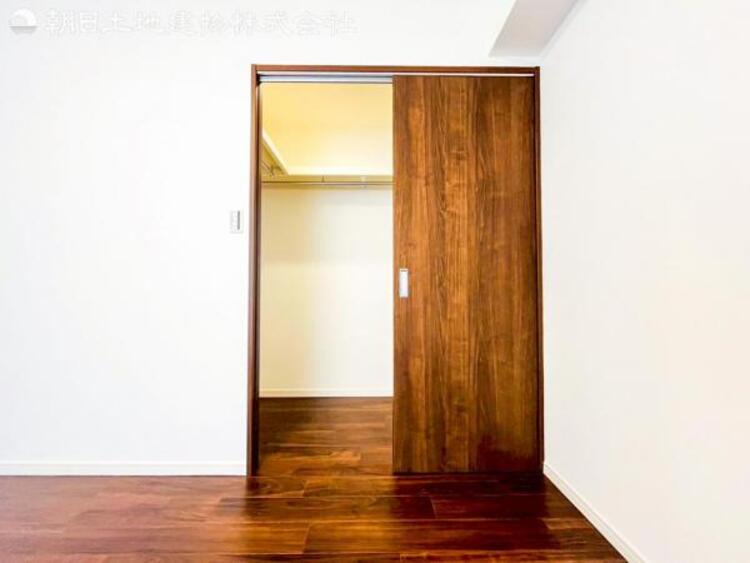 収納 【収納】適材適所に設けた収納は、奥行きもあり多くの物の収納が可能です。扉を閉めるとパッと隠すことができるので、いつでも室内が整理整頓でき気持ちのいい空間として使えます! 