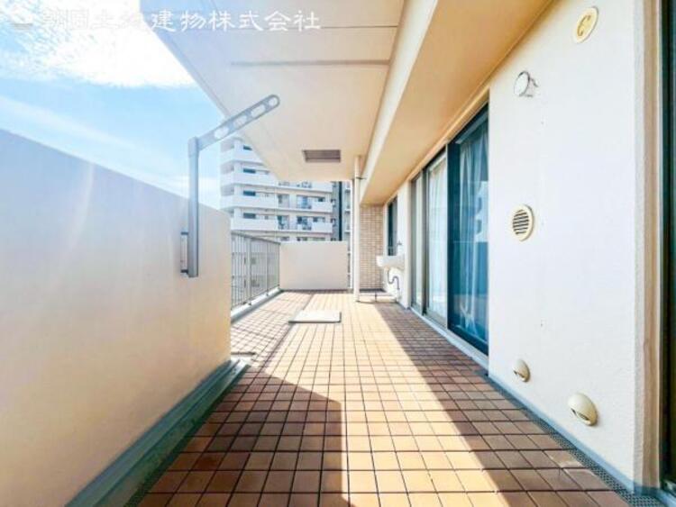 バルコニー 【バルコニー】太陽の光と爽やかな風でお洗濯物は気持ちいいです。 