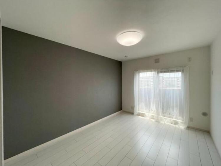 内装 ベッドを置いてもゆとりのある6.5帖洋室。南西向きで陽がたっぷりと差し込みます