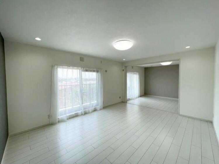 居間 白を基調とした明るいお部屋がご家族の暮らしを包み込みます 