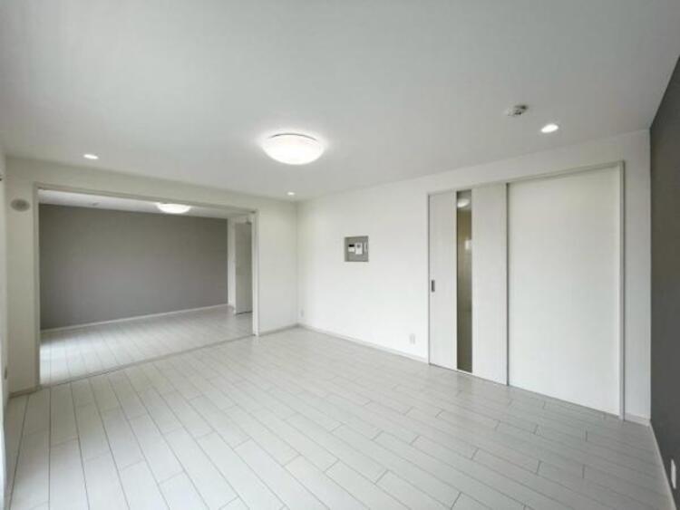 居間 リビング＋隣接洋室、間仕切りを開放すれば計14帖の大空間に。