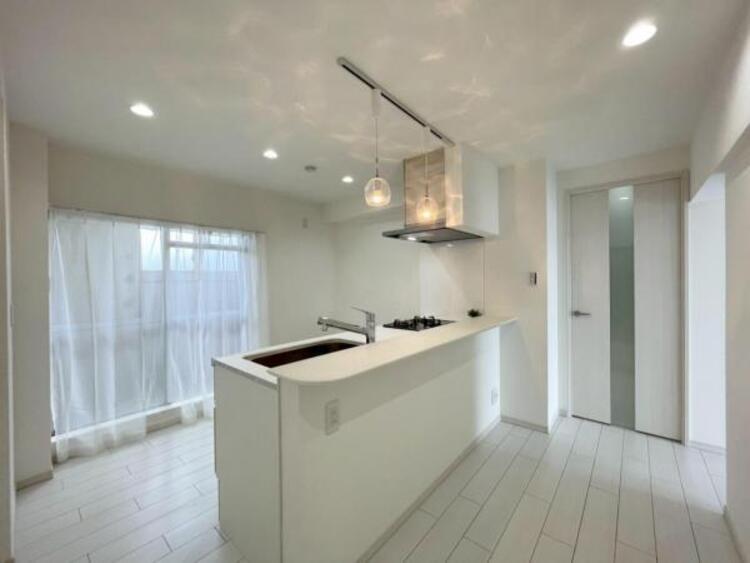 キッチン バルコニーでしっかり換気が行える、開放感あふれるキッチンスペースです