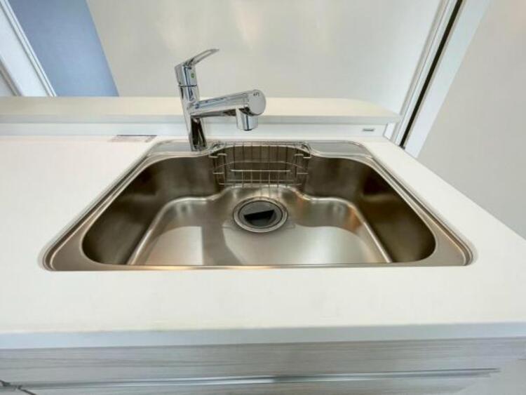キッチン 鍋や大皿も洗える広々としたシンクです。ステンレスのため耐久性・お手入れしやすさも魅力です 