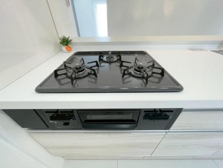 キッチン 毎日の料理に嬉しい3口コンロ。グリルもあり色んなレシピを楽しめそうです。 