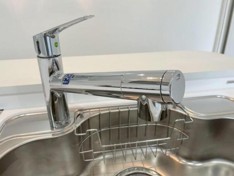 キッチン ワンタッチで浄水に切り替えられる浄水一体型水栓採用 