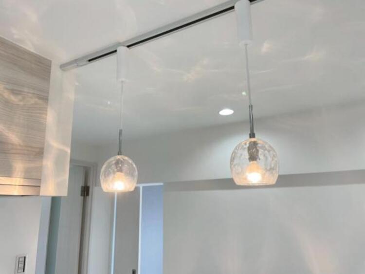 キッチン お気に入りの吊り下げ照明で飾り、毎日の料理が楽しくなる心地よいキッチンへ。