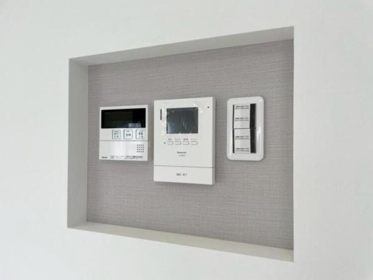 設備 リビングにはワンタッチで操作可能なTVモニター付きインターホンと給湯パネルのスイッチニッチあり