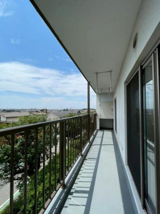 バルコニー 3部屋に面したワイドバルコニーは陽当たり良好で洗濯物が良く乾きます 