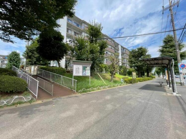 その他 「花見川小学校」バス停までは、スロープを降りてすぐ！多方面へアクセス快適です！