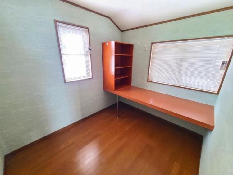 内装 カウンター付きなので作業スペースとしても使いやすく、用途多彩なお部屋です。