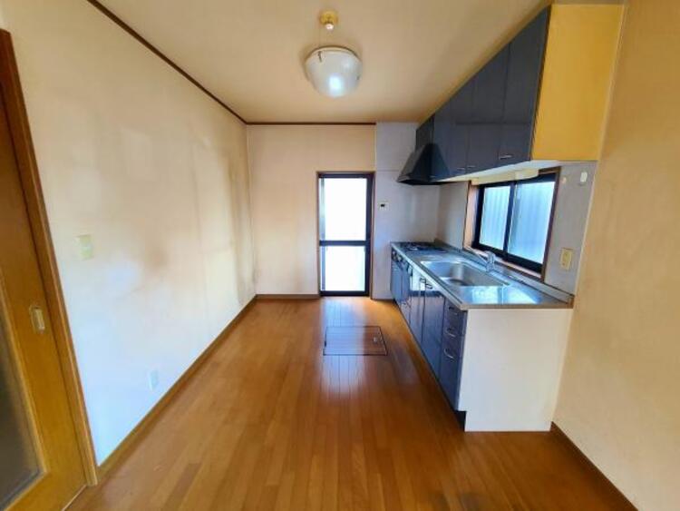 居間 三面採光でたっぷりの自然光と風を採り込むLDK。明るく居心地の良い空間です。