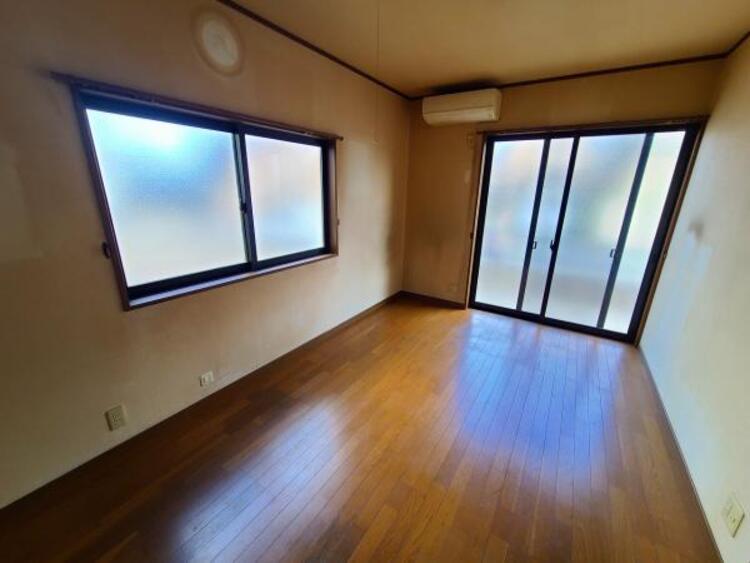 居間 曇りの日も自然光が差し込みます。