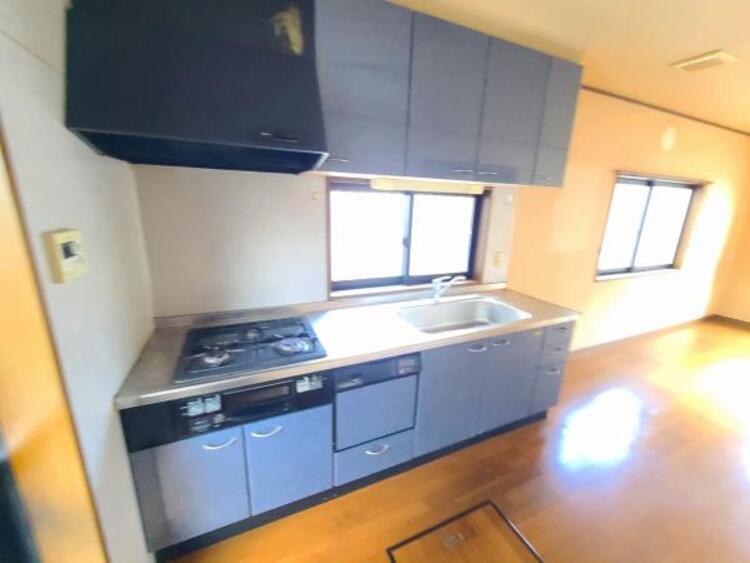 キッチン 小窓付きなので換気がしっかりできて、料理のにおいがお部屋にこもりません。