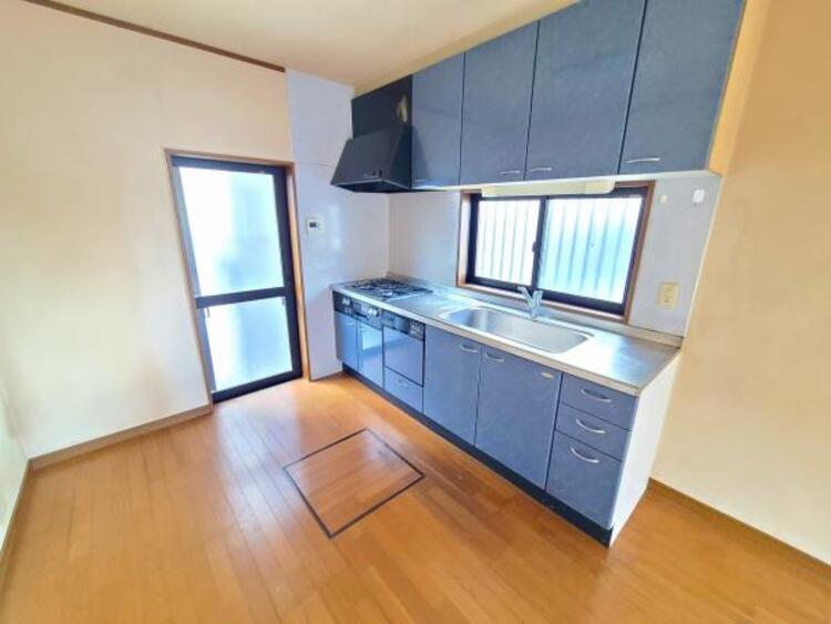 キッチン ボンベ交換不要で安心、家計にやさしい都市ガス利用可能で経済的です。