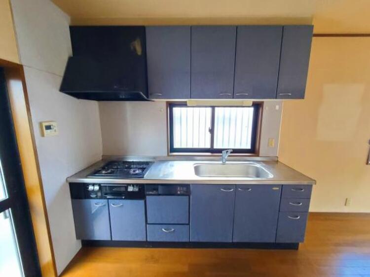 キッチン 吊戸棚付きで収納豊富！使いやすいシステムキッチンです。