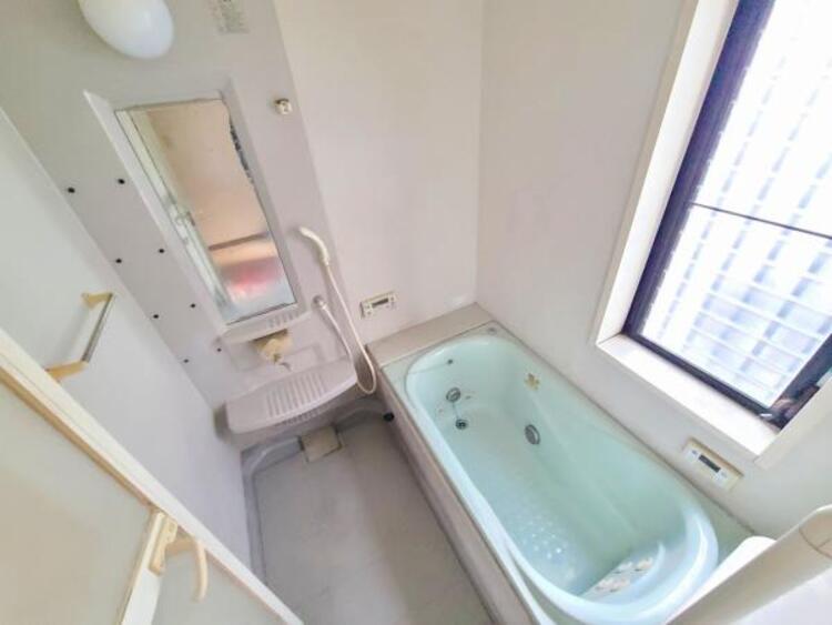 風呂 柔らかな自然光に満たされた浴室、朝風呂の心地よさをより引き立てます。