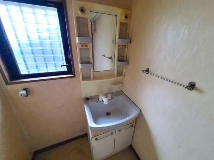 洗面 【洗面所】鏡の両側に小物置きスペースがあり、身支度がしやすいです。