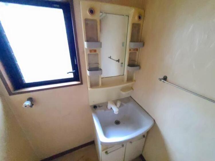 洗面 【ランドリースペース】洗濯機置場にも窓があるので換気良好、黴の発生防止に役立ちます。