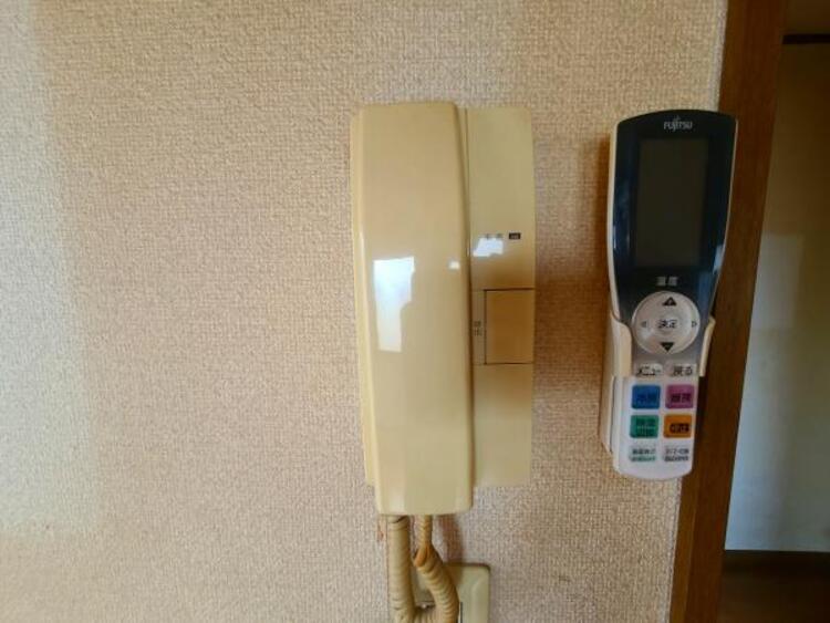 設備 【インターフォン】通話により来客を確認することができます。
