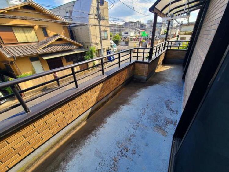 バルコニー 2部屋を繋ぐ広々としたバルコニー。