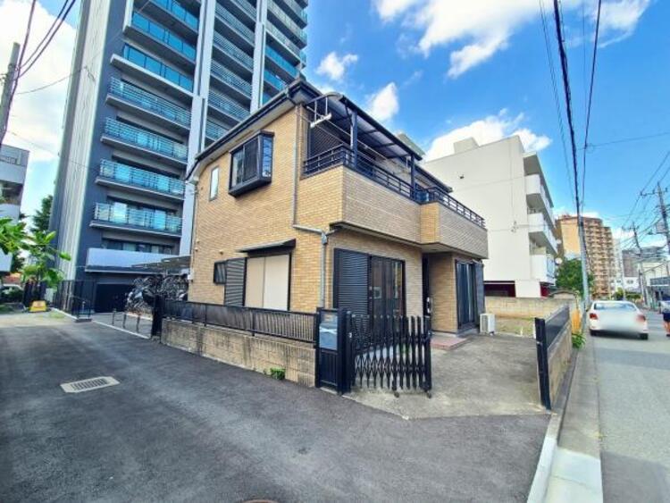 駐車場 敷地内に駐車1台可能！自宅からすぐに車に乗る事ができて、帰りも車から降りてすぐに自宅なので、お出掛けらくらく♪