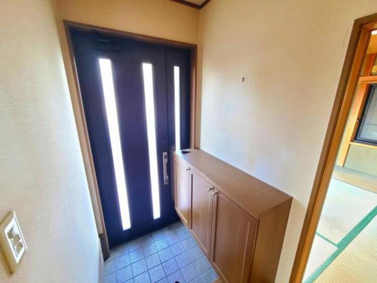 その他 ドアのスリット窓から光が差し込む明るい玄関。