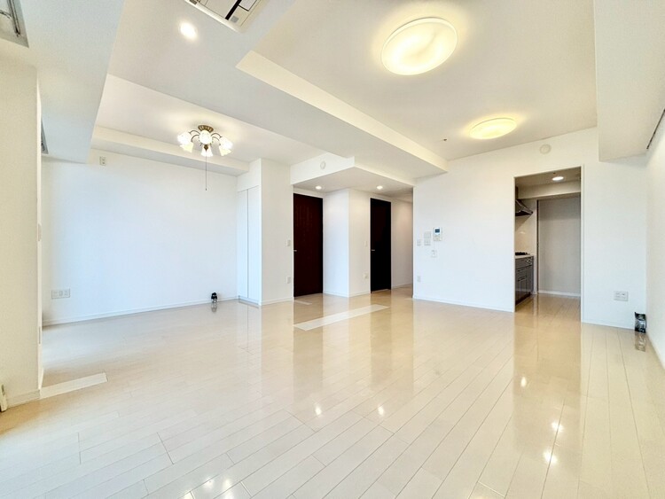 居間 居心地の良い空気感は、暮らしのステージを彩り、心からのやすらぎと満足感を与えてくれます。