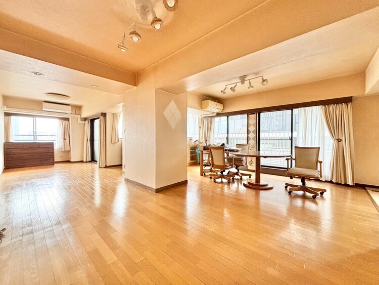 居間 忙しく過ぎゆく日常を置き去るほど、ゆったりした時間が流れるリビング。