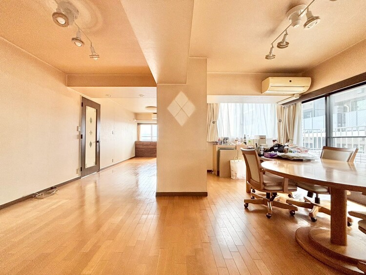 居間 居心地の良い空気感は、暮らしのステージを彩り、心からのやすらぎと満足感を与えてくれます。