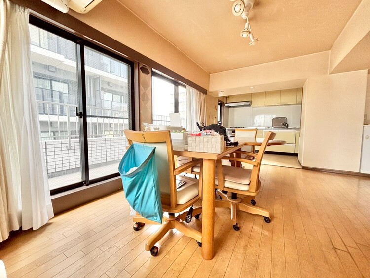 居間 飾り過ぎないシンプルな内装と偏り過ぎないデザインで統一しました。