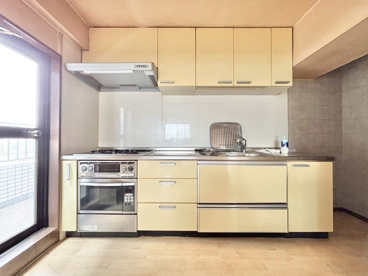 キッチン スマートな意匠と充実の機能を備えたキッチンが、暮らしにおいしい彩りを添えます。