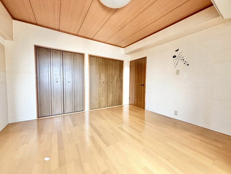 寝室 ベッドも十分に設置するスペースがあります。