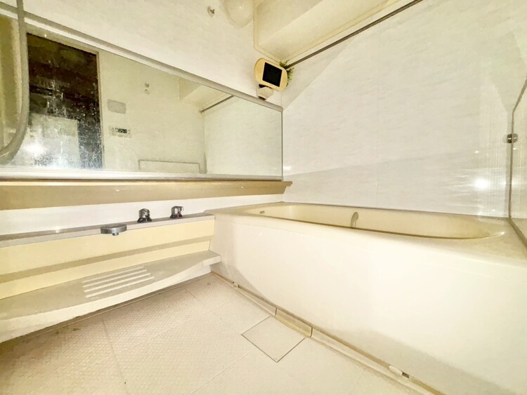 風呂 一日の疲れを癒すバスルームは、心地よいリラックスを叶える清潔感溢れる空間です。