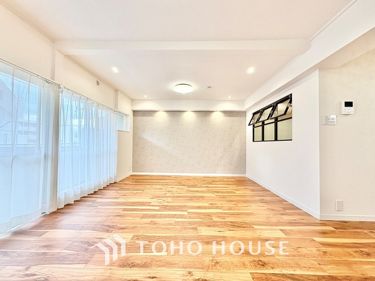 内装 【Cool wind】◆窓を開けると◆冷涼な風、そよぐリビング。だんらんの場所はここから始まり、ここで終わる。家族の笑顔が集う素敵な場所だから、こだわり抜いた思いが詰まっているのだと思う。