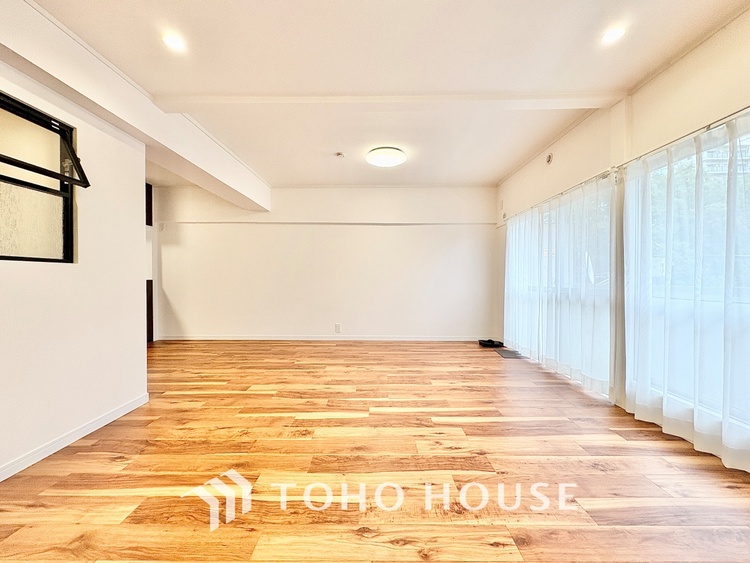 内装 ◆サンサンと◆差し込む太陽の光がこのリビングに笑いをもたらす。