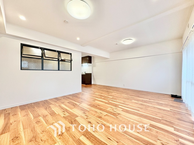 内装 ◆サンサンと◆差し込む太陽の光がこのリビングに笑いをもたらす。