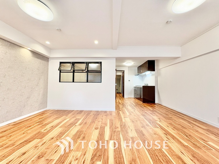 内装 ◆サンサンと◆差し込む太陽の光がこのリビングに笑いをもたらす。