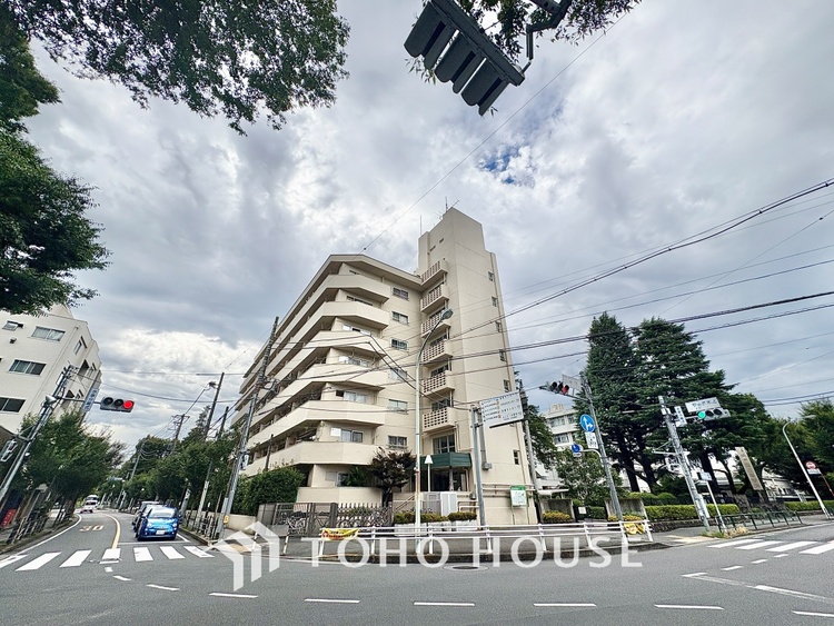 外観 【Entrance of your life】明るい玄関が家族を迎え入れる。今日はどんな一日が待っているんだろう。皆どんな一日を終えて帰ってくるんだろう。