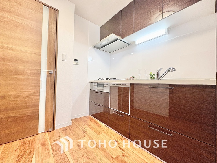 キッチン 【cooking papa is here】料理が苦手な人でも、チャレンジしてみたくなるワイドスパンのキッチン。家族の食卓がここから始まる。