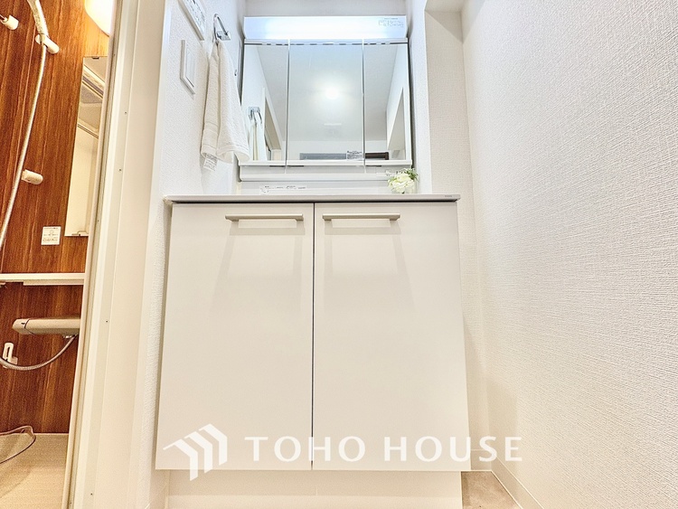 洗面 【Powderroom】広く使い勝手のよい空間と設備で演出。シンプルな使いやすさだけでなくたっぷりの収納力も実現。