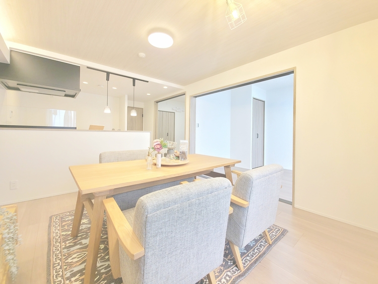 内装 陽光が降り注ぐ、開放的な大空間です。家族の絆を育み、ゲストをもてなす舞台となる、心豊かな団らんの時間が流れます。