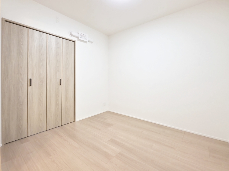 内装 極上のプライベート空間が、深い安らぎを誘います。一日の疲れを忘れさせる静けさと、心地よい目覚めを約束する聖域です。