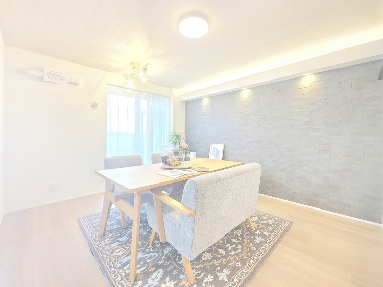 内装 陽光が降り注ぐ、開放的な大空間です。家族の絆を育み、ゲストをもてなす舞台となる、心豊かな団らんの時間が流れます。