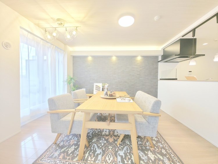 内装 陽光が降り注ぐ、開放的な大空間です。家族の絆を育み、ゲストをもてなす舞台となる、心豊かな団らんの時間が流れます。