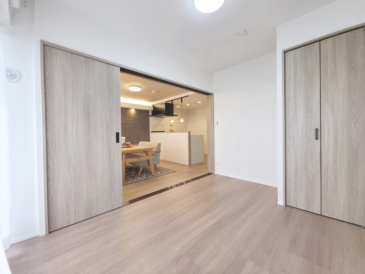 内装 極上のプライベート空間が、深い安らぎを誘います。一日の疲れを忘れさせる静けさと、心地よい目覚めを約束する聖域です。